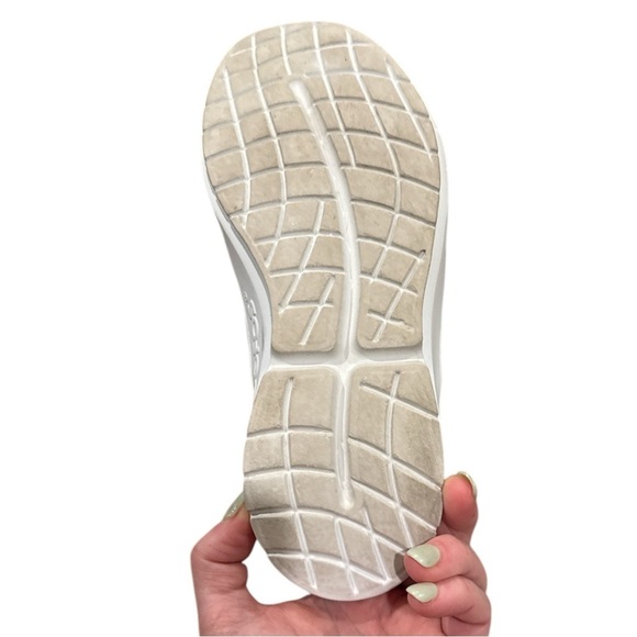 EUC - Oofos Oocoozie Low Shoe - Light Gray - Size 9 - Picture 4 of 5